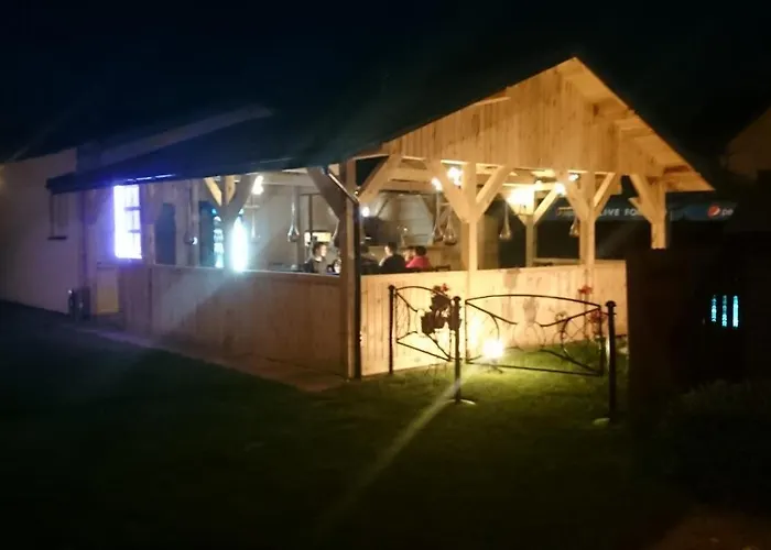 Hotel Elmak Domki Caloroczne *